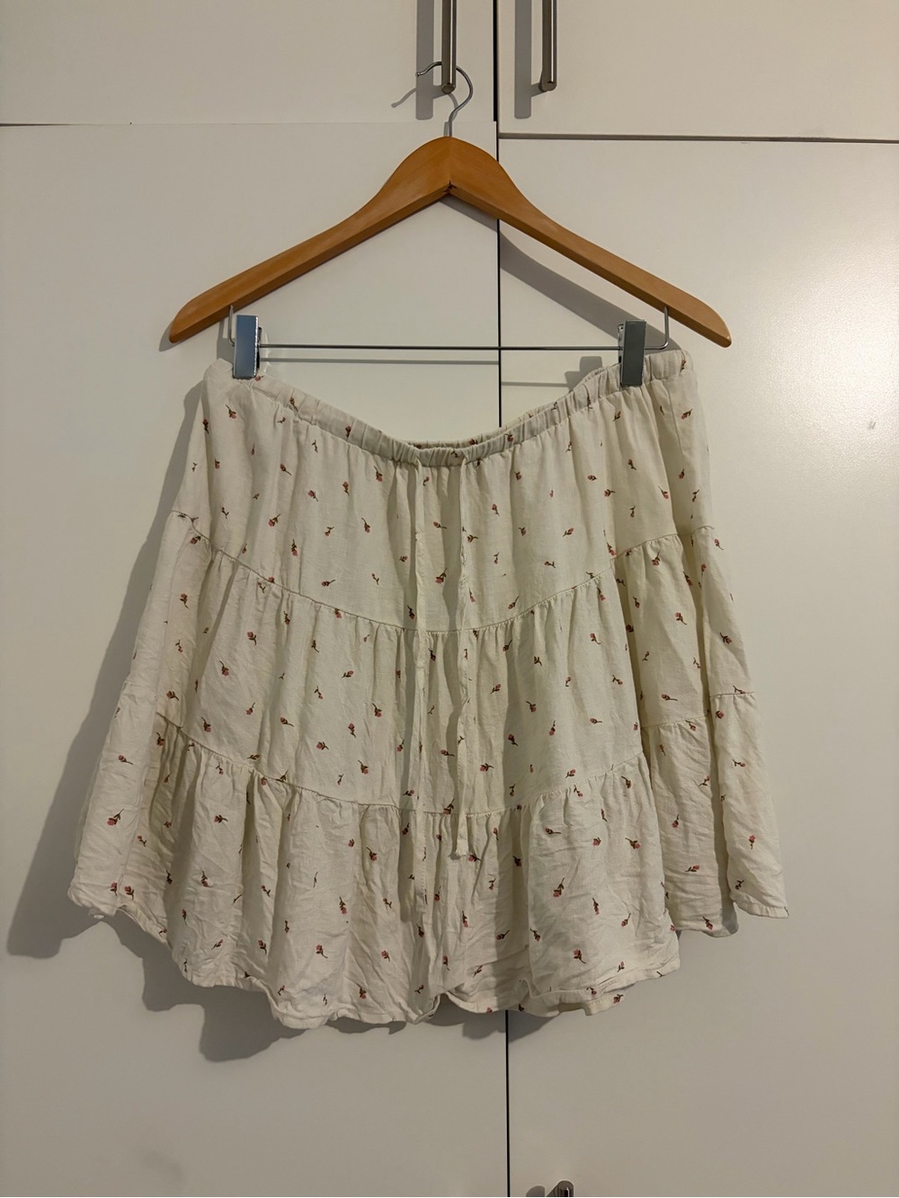 Cotton:On Cream Tiered Mini Skirt with Subtle Floral Print
